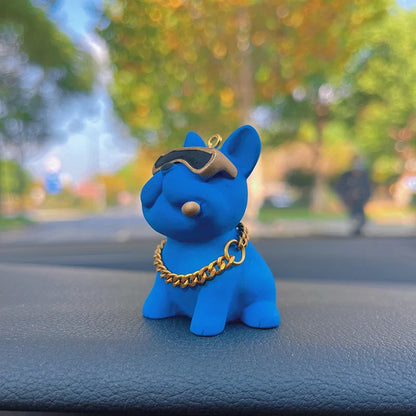 Dekoracja wnętrza samochodu: Bulldog w okularach